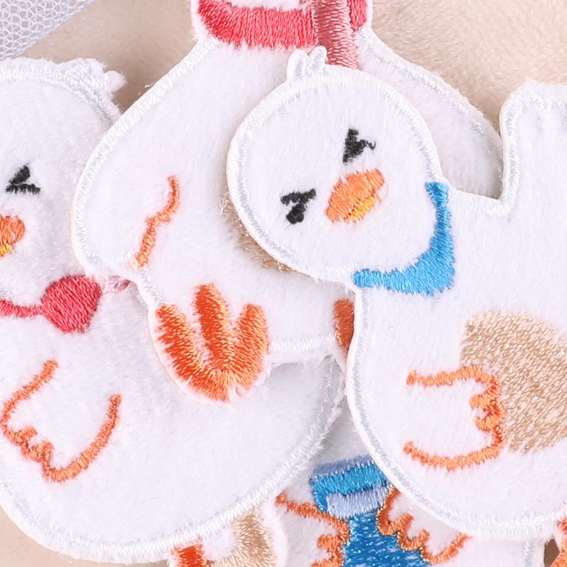 Niedlicher Cartoon Tier Plüsch Ente Stickerei Aufnäher - Selbstklebendes Etikett für Bekleidungszubehör