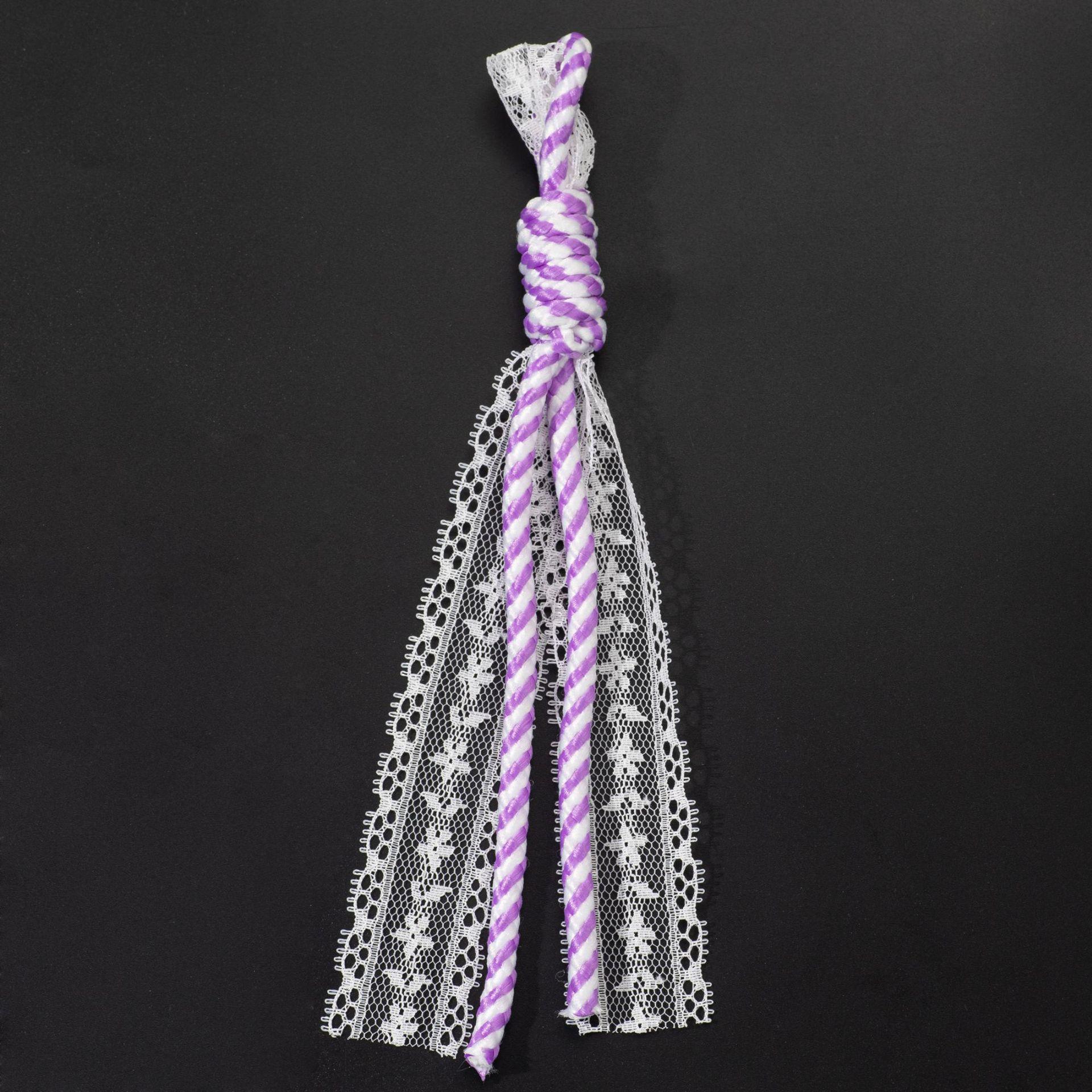 Креативный брелок-подвеска из кружевной ленты разных цветов.