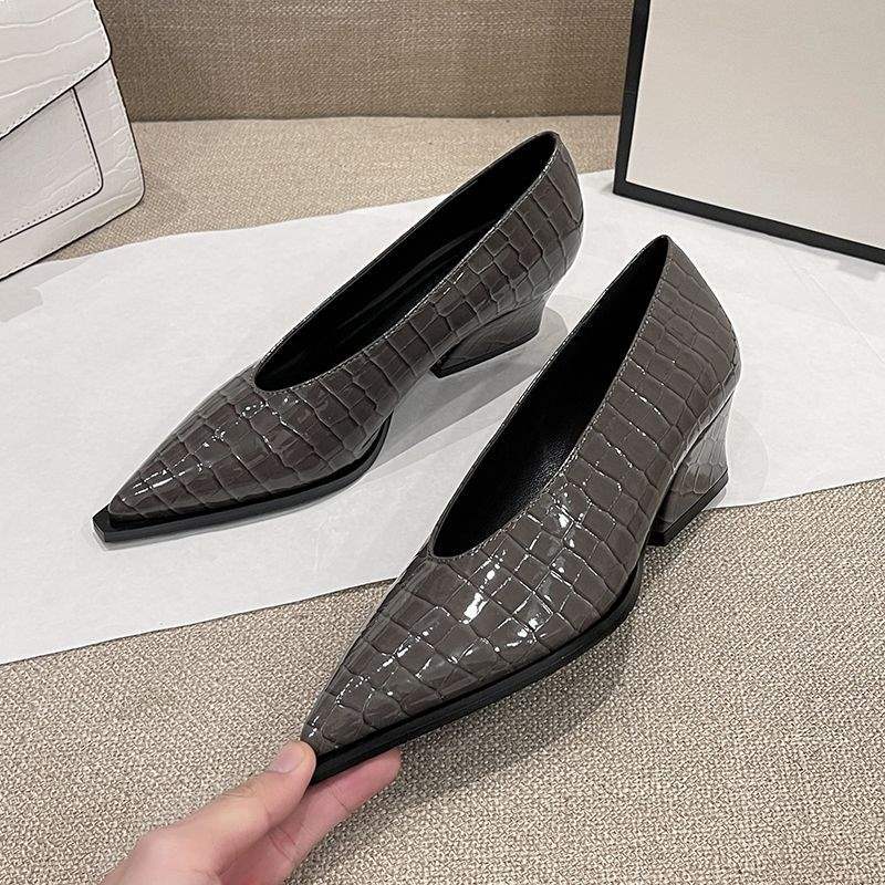 2025 Autumn and Winter New Pointed Head V Mouth Thick Middle Heel Patent Leather Single Shoes Women's Soft Snake Skin Versatile Wedge Heel Retro Gran