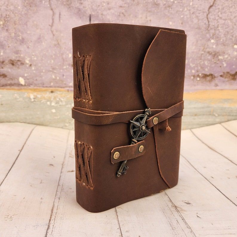 

Блокнот из натуральной кожи с индивидуальной гравировкой, подарок для женщин и мужчин, ручная работа, антикварная бумага, книга рецептов, гримуар, Книга теней, заклинания 7 x 5 in