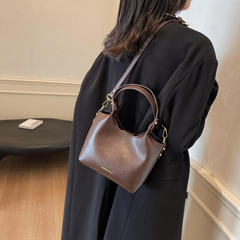 Retro large-capacity bucket bag women's 2025 new trendy fashion tote bag niche textured underarm bag