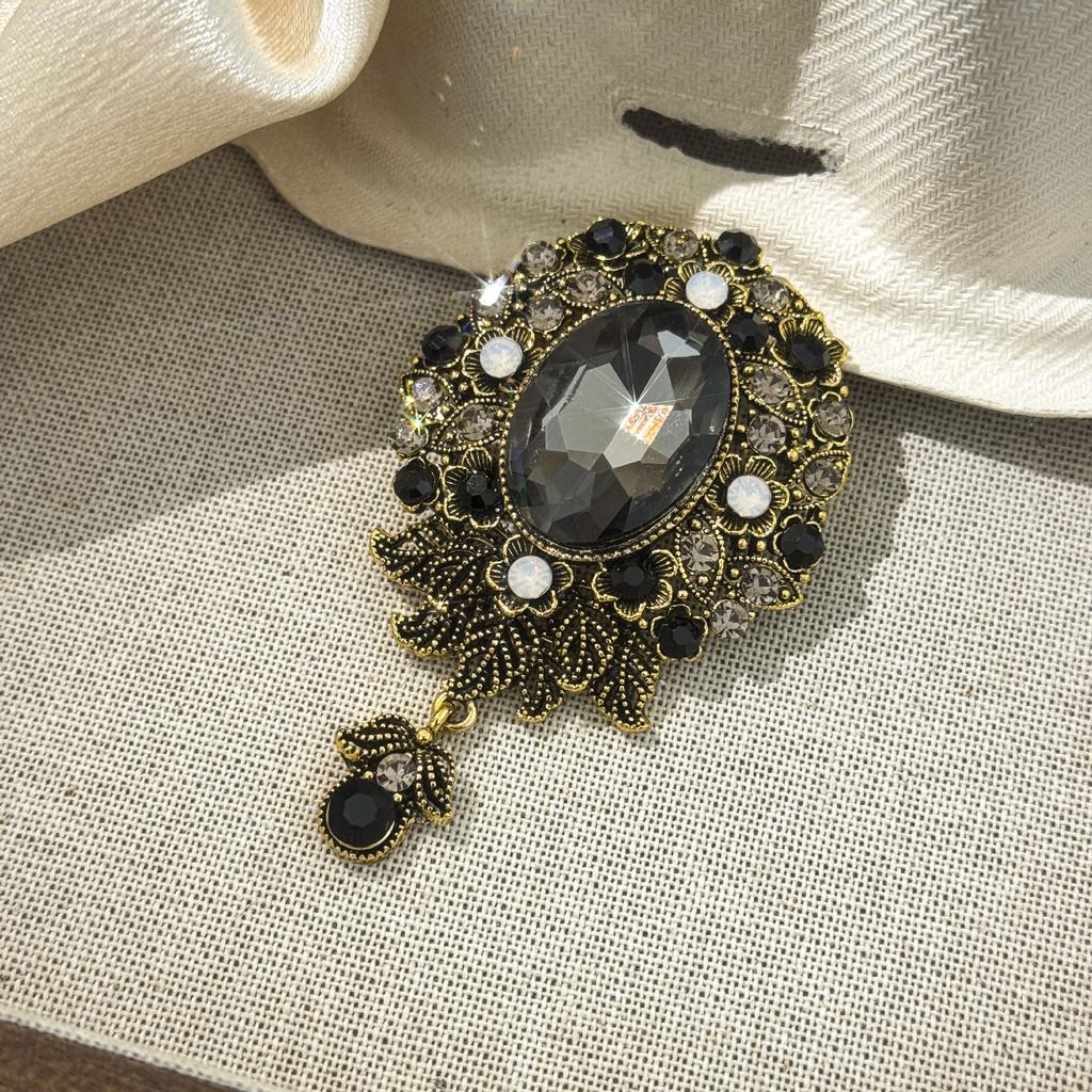European and American Water Brooch Glass Pendant Corsage Retro Fashion Temperament Niche Versatile Pin Accessories