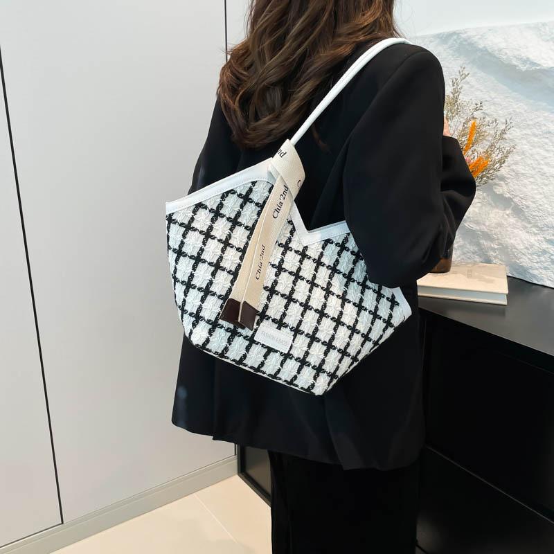Trendy Fashionable Large Capacity Bucket Bag For Women With Chic Design And Comfort