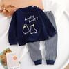 Set di 2 maglioni a maniche lunghe con stampa di lettere dei cartoni animati per bambini piccoli - Vestito morbido, accogliente e adorabile per