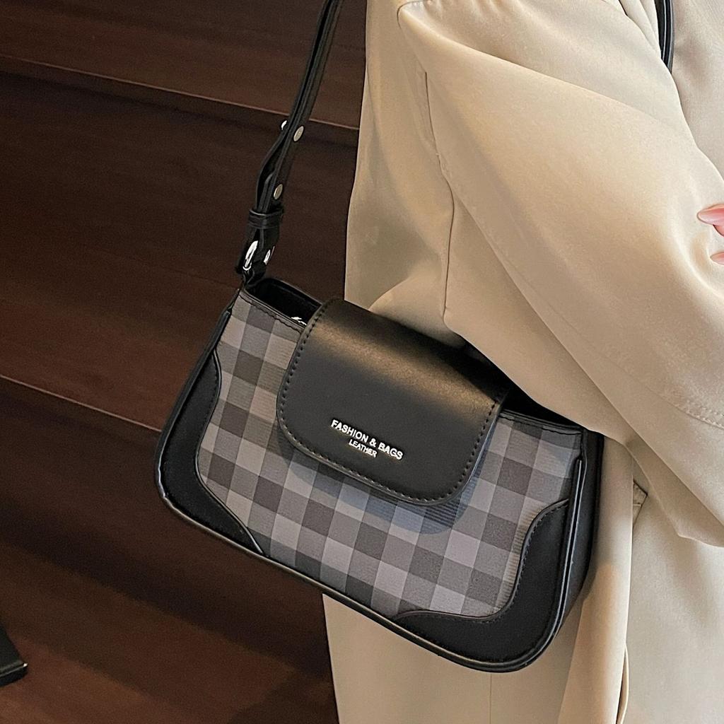 French niche plaid bag women's 2025 new trendy and versatile foreign style messenger bag fashion temperament shoulder armpit bag