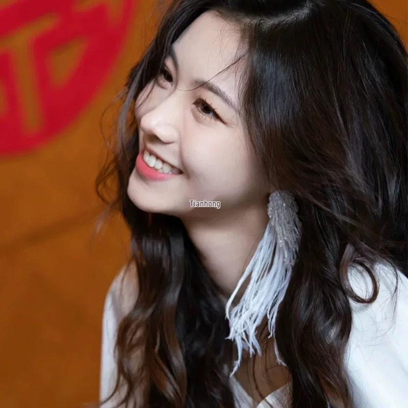 Elegantní náušnice s křišťálovými peříčky: Výrazný svatební a módní doplněk