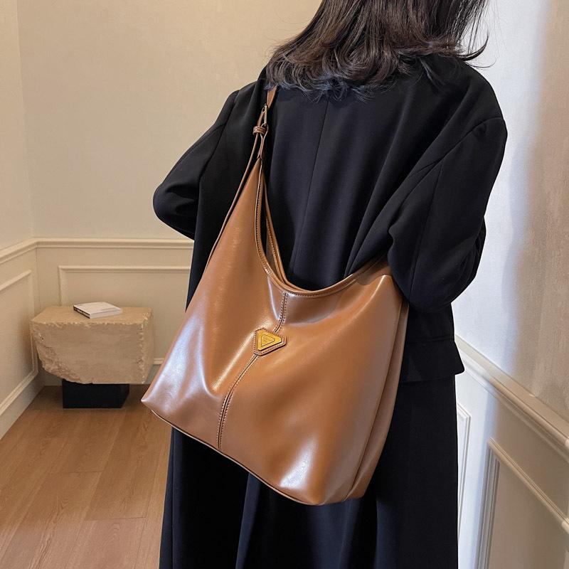 Casual autumn and winter retro large-capacity bag women's 2025 new casual relaxation shoulder messenger bag tote bag
