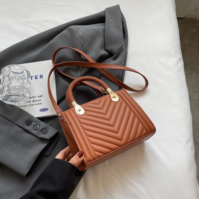 

Популярная в этом году модная сумка-тоут с темпераментом интернет-знаменитости для женщин, лето 2025, новая, в зарубежном стиле, на плечо, кроссбоди, маленькая квадратная сумка коричневый