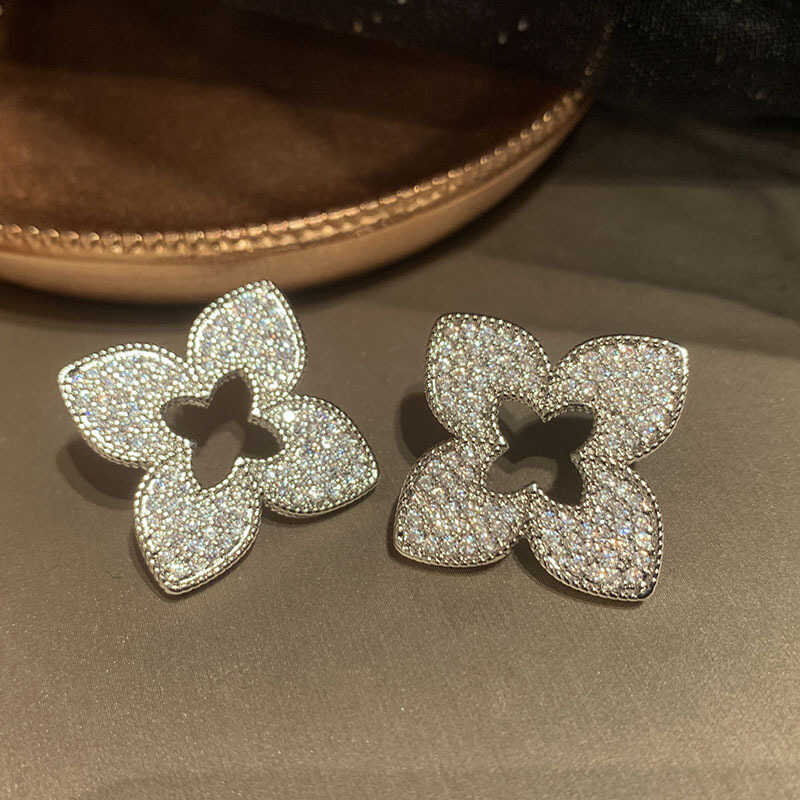 

Серьги-пусеты из циркония 18 карат в виде полых цветов, изысканные серьги класса люкс, универсальные серьги с темпераментом