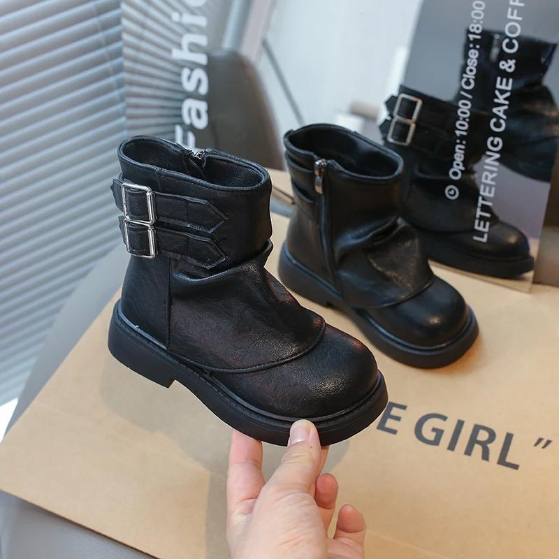 

2024 Детские короткие ботинки для девочки Зима Новая мода Британский стиль Мягкая подошва Нескользящие Повседневные Универсальные Теплая кожаная обувь 26 чёрный