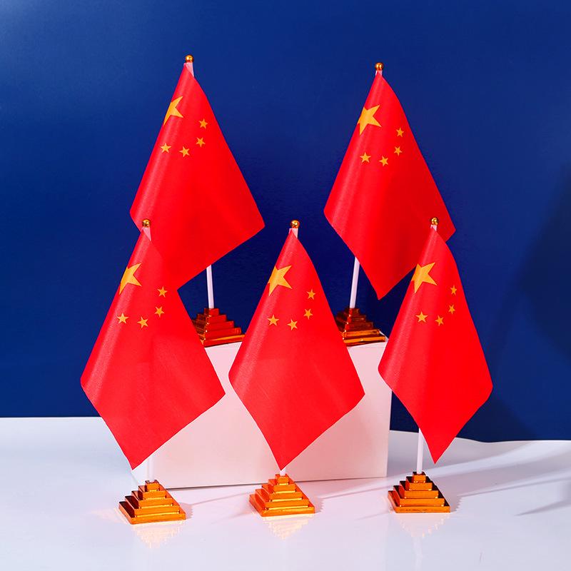 Stolní červená vlajka pro událost s tématem státního svátku