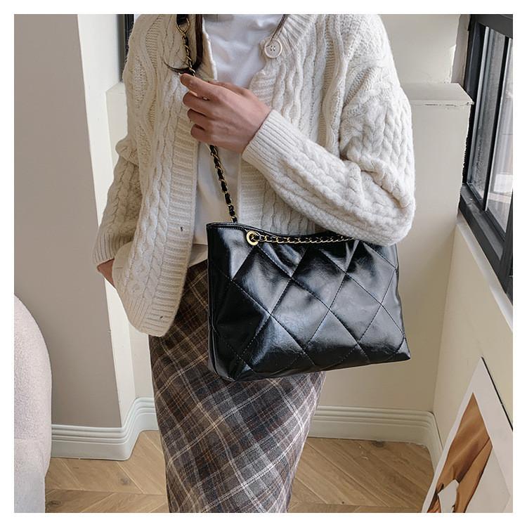 2023 Winter New Women's Bag Fashion Street Trend Shoulder Bag Retro Casual Crossbody Bag Rhombic Chain Tote Bag In Black