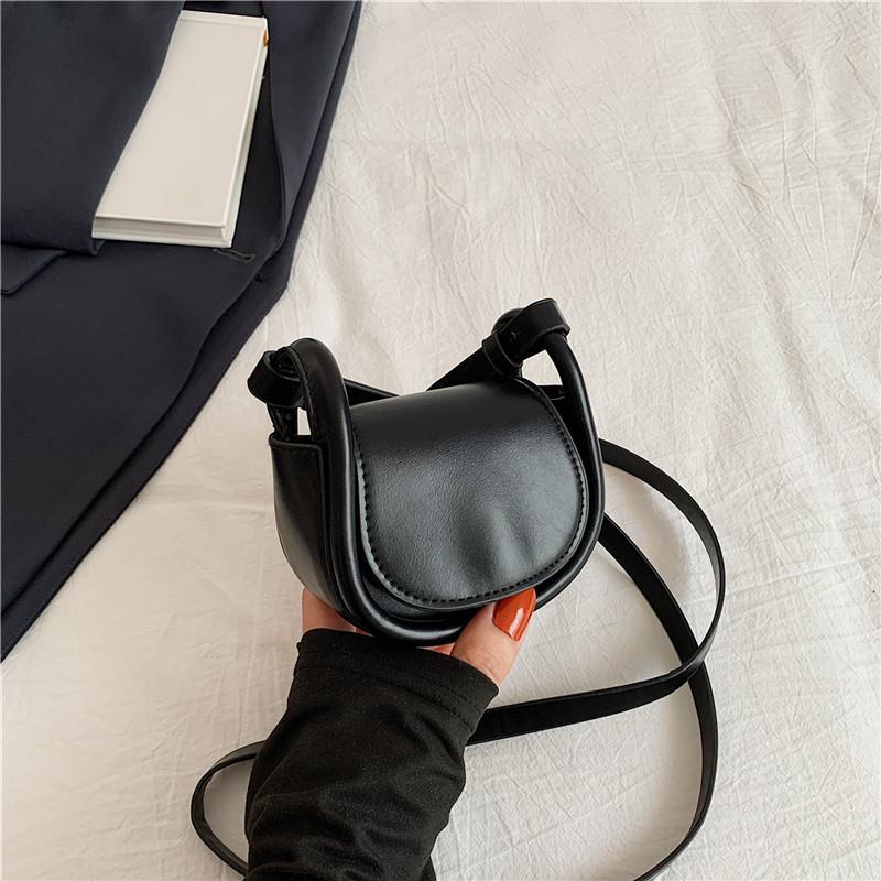 

Летняя модная сумка женская сумка 2024 летняя новая нишевая дизайнерская сумка-мессенджер простая повседневная сумка-седло чёрный