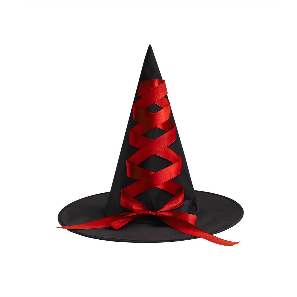 Halloween-Hexe-Kostüm-Set: Gestreifte lange Socken, Hexenhut, Besen, Elastische Netzstrumpfhandschuhe, Ballkleid und Netzstrümpfe.