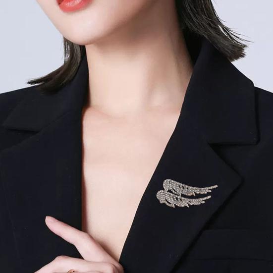 Women Alloy Brooch Pin, Wings Shape Lapel Badge with Sparkling Rhinestones, Brooch Versatile Accessory for Sweaters Collars Hats Bags Coats Scarves