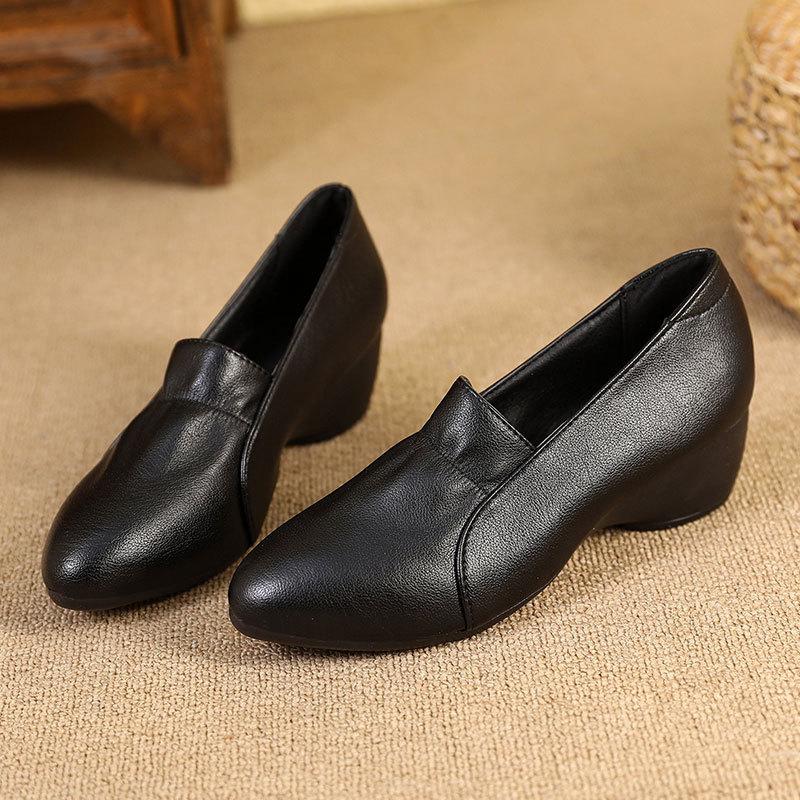 Single shoes women's 2025 spring and autumn new shallow mouth pointed leather shoes soft leather soft sole women's shoes thick heel medium heel 