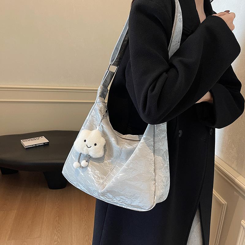 

Летняя простая сумка-тоут, ощущение высокого класса, вместительная сумка-мессенджер, водяная рябь, простая и универсальная, на одно плечо для женщины-коммутера 29*11*21 серебряный