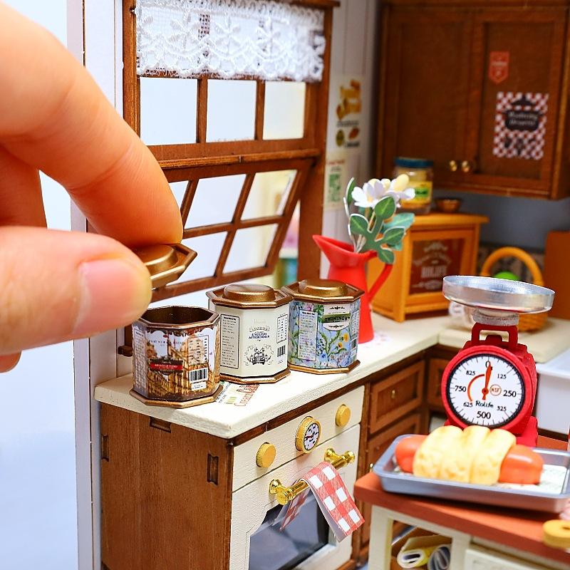 1Pcs Mini Doll House Furniture Accessories 1:12 Doll House Simulation Coffee Can Tea Can Model Ornament Christmas Miniature Toys