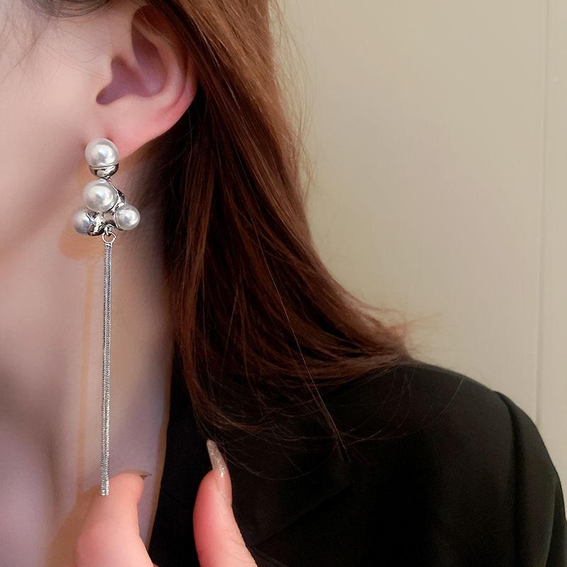 Un sens du design de niche, un long pendentif de boucles d'oreilles à pampilles exagérées rétro français.