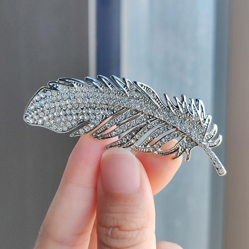 Ženy s brožemi z diamantového peří, Vynikající korsáže, Jednoduché módní špendlíky, Retro obleky s doplňky