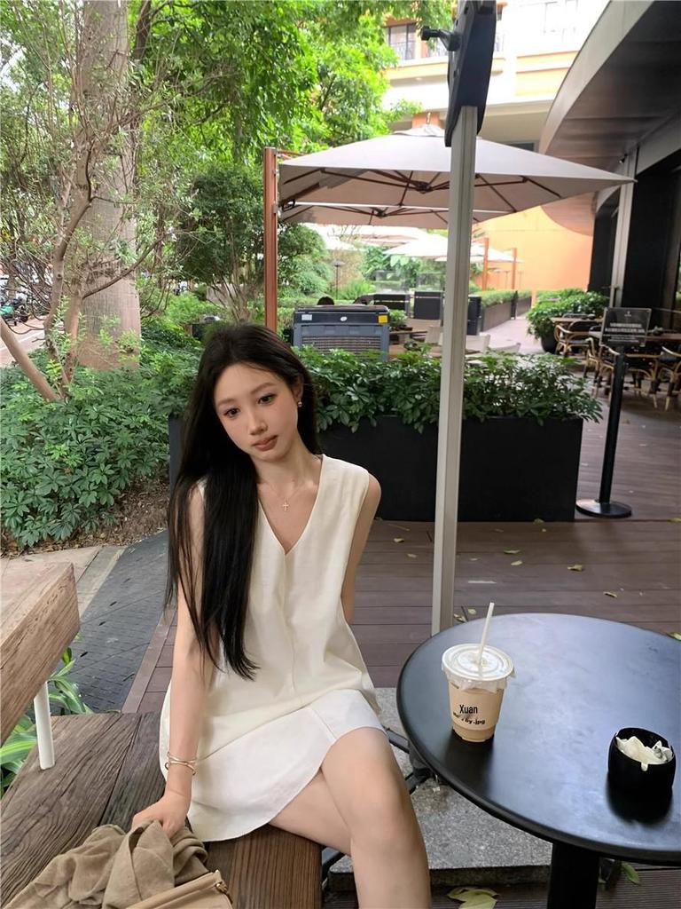 Women's Stylish V-Neck Sleeveless Summer Dress: Loose Fit, Slimming, Solid Color, Short Skirt - New Fashion Collection.
