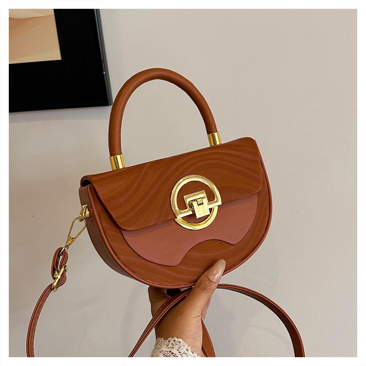 Trendy Retro Shell Bag: Niche Design Crossbody & Handheld Summer Style