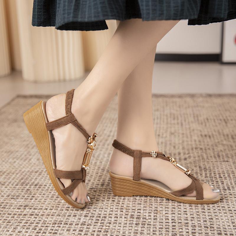 2025 Mode Frühling und Sommer Neu Kreuz T-Wort mit Keilabsatz Sandalen Perlenbesetztes Dekoratives Design Rücken Dreifach Elastisch Damenschuhe