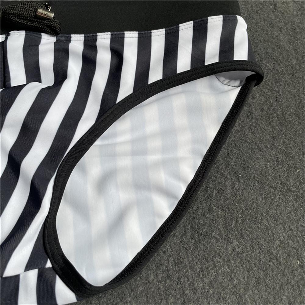 Gepolsterte Badehose für Herren mit schwarzen und weißen Streifen und Push-Up
