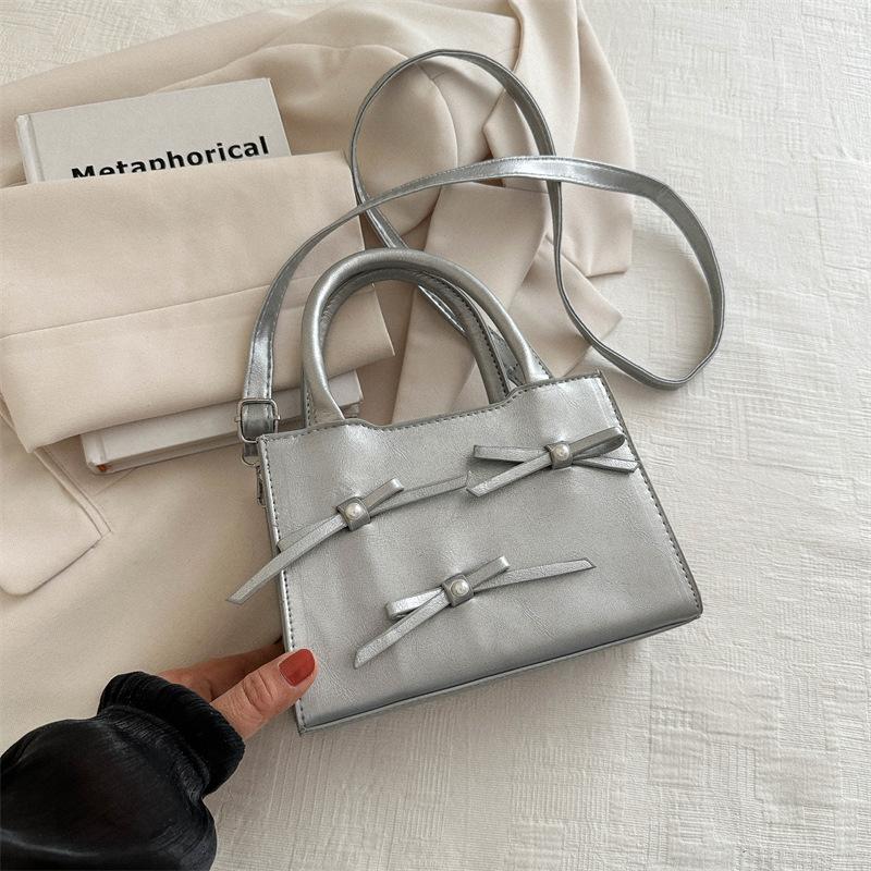 

Сумка с бантом, модная, корейская версия, нежная текстура, 2025 весна, новая, универсальная, ins, сумка-мессенджер, маленькая квадратная сумка серебряный