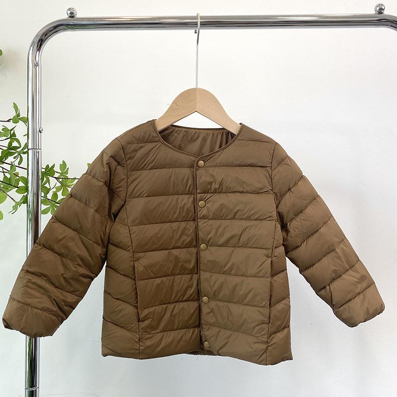 Leichte Daunenjacken für Kinder im Winter werden über dem Innentank getragen.. Im Winter 2025 haben ältere Kinder, Mädchen und Babys weiße Entendaunen.