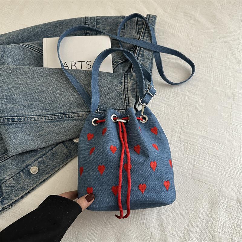 

Свежая сумка-ведро 2025 весна и лето модная приливная сумка-мессенджер портативная овощная корзина любовь контрастная цветная сумка женщина