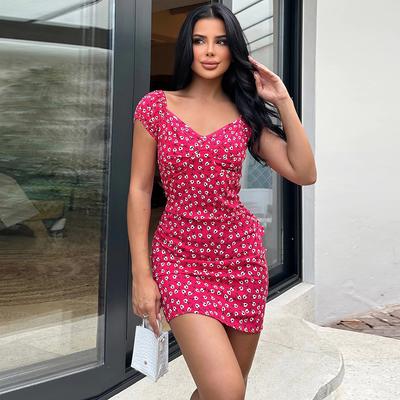 Vielseitiges und schmal geschnittenes kurzes Kleid mit V-Ausschnitt und Blumenmuster