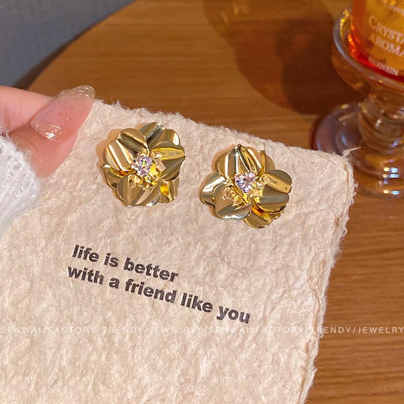 French retro three-dimensional flower earrings women's design stud earrings autumn and winter temperament earrings