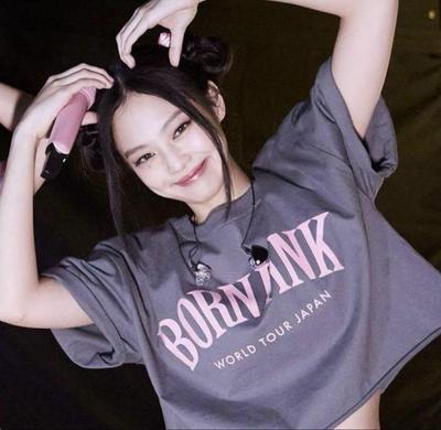 [USED] Jennie Wears BLACKPINK Logo T-shirt (short)