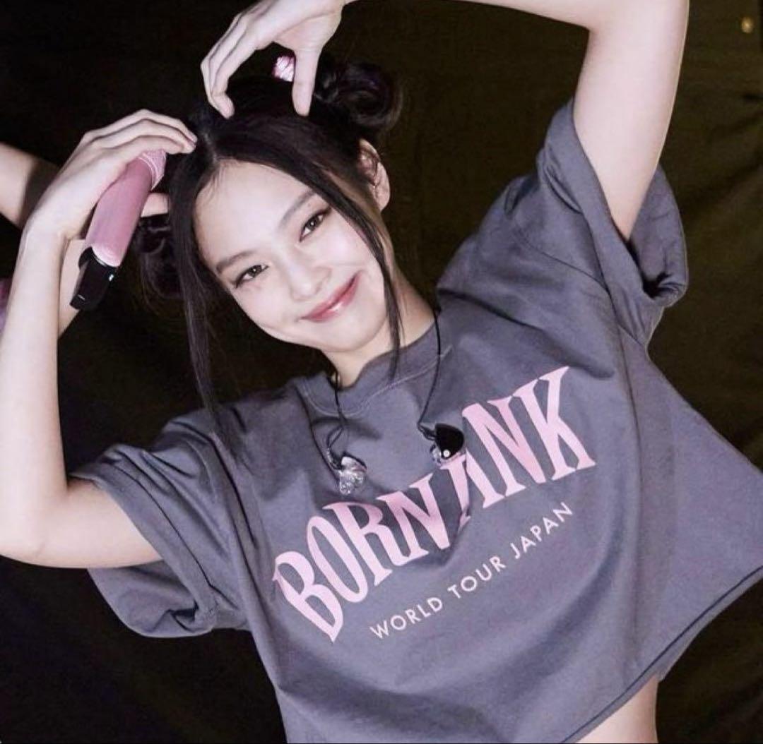 

[Б/У] Дженни носит футболку с логотипом BLACKPINK (короткая)