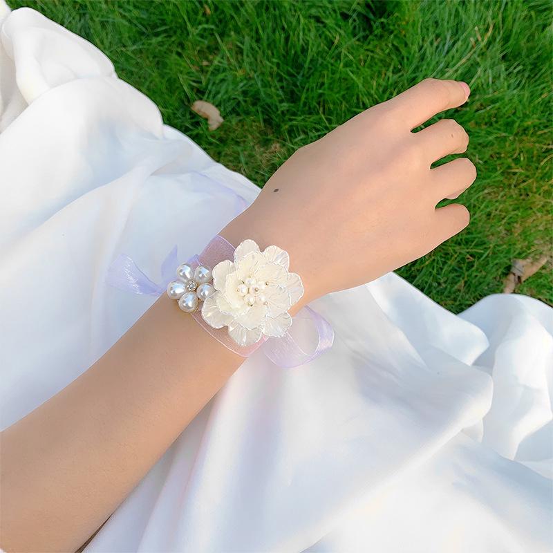 Bílá náramková kytice pro družičku: Náramek s vílími květy pro svatbu a oslavy sestersví