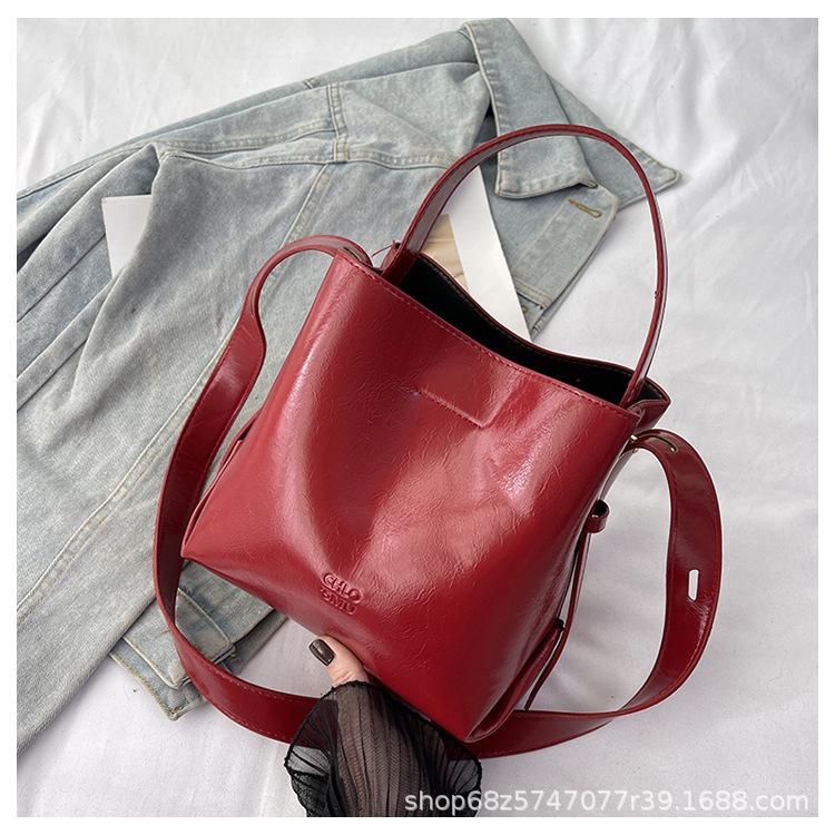 Korean Version of Fashion Portable Bucket Bag Women's 2025 Winter New Trendy Versatile Shoulder Bag Texture Niche Crossbody Bag