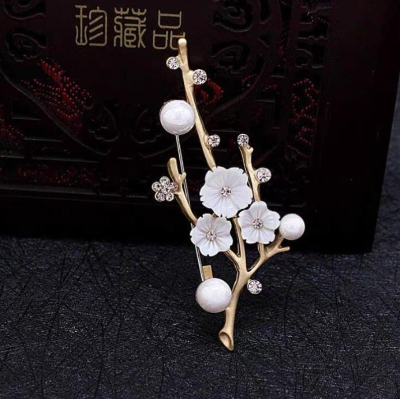 Handmade Plum Blossom Brooches Pins Women Vintage Pearl Brooch Clothing Accessories for Bouquet Wedding Party Jewelry