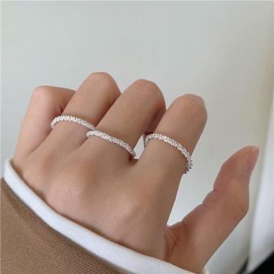 Elegant minimalistisk lätt lyxring - Iridescent band för kvinnor