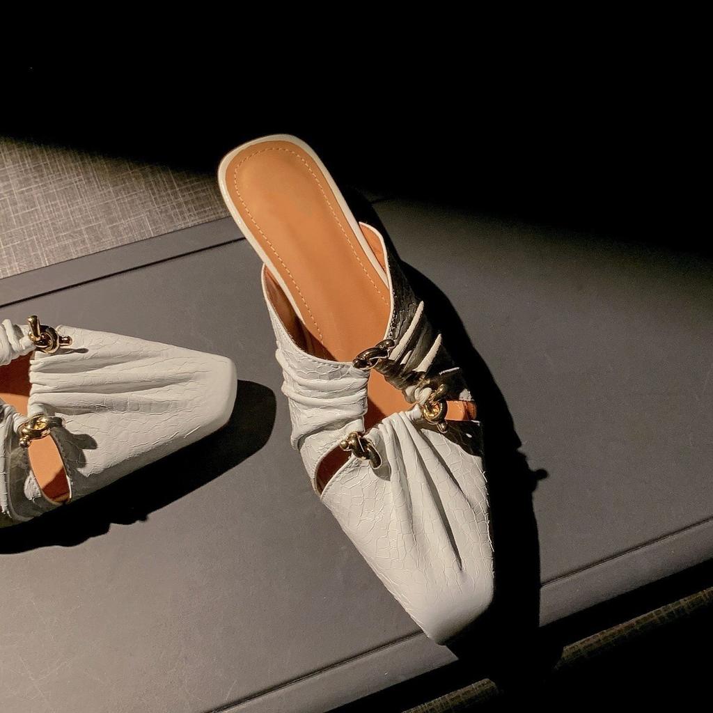 Französischer Nischendesign-Sinn Quadratkopf hohl gefaltet halb schleppend Metallschnalle Taschenkopf Hausschuhe tragen Damen Sommer kühl Hausschuhe