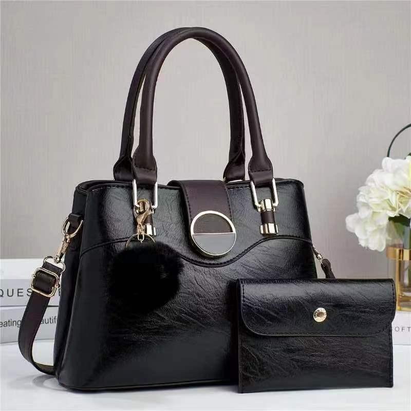 Stylish And Practical Large Capacity Tote Bag For Women With Chain And Lock Closure In Black