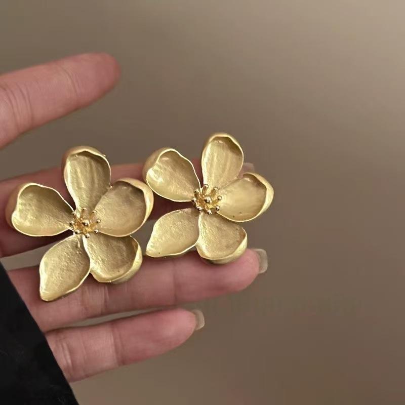 

Retro French romantic flower earrings women s niche design sense high-grade exaggerated temperament light luxury stud earrings