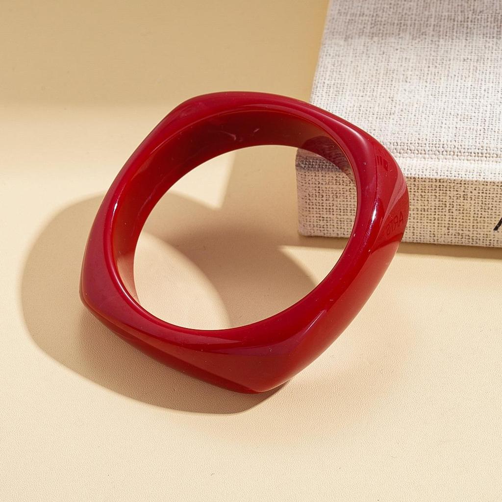 Unique Retro Resin Bracelet: Personalized Fashion Jewelry for Women
