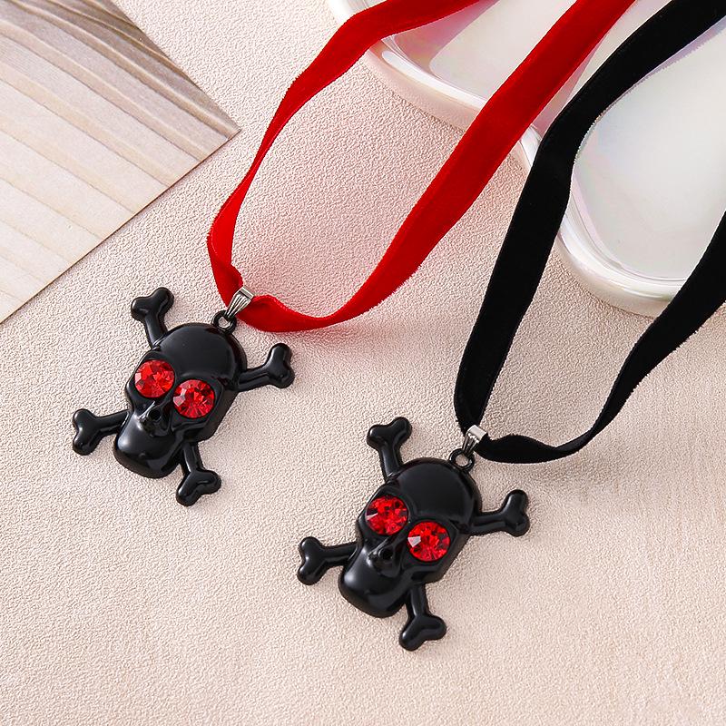 Damen Halskette mit Anhänger Totenkopf mit roten Augen und Diamanten für Halloween-Streiche