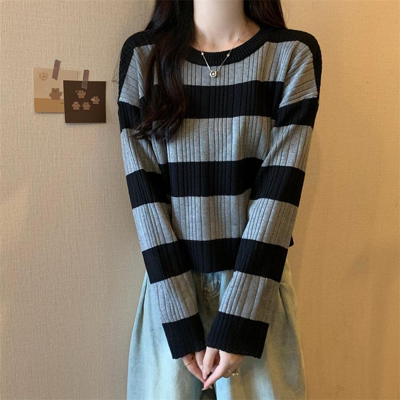 Korean Contrasting Round Neck Striped Long Sleeved Knitted Sweater Women's Autumn and Winter Slimming Loose Fitting Pullover Short Top