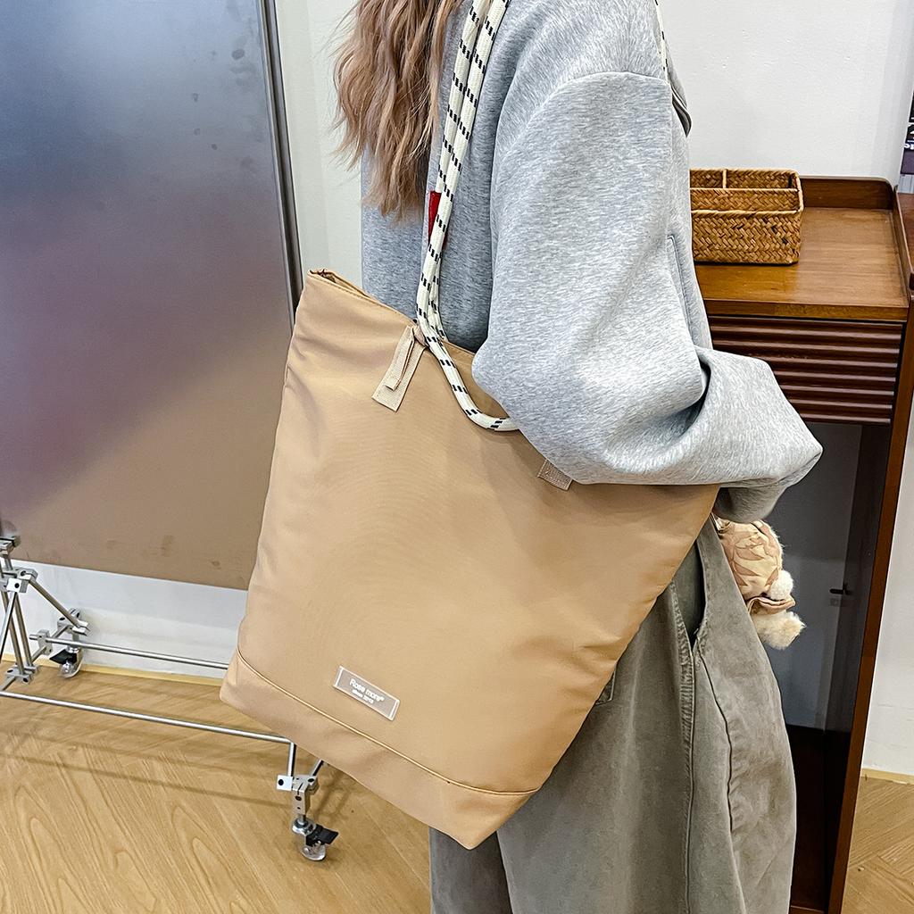 A Niche, Large-capacity, Lightweight Hand-held Shoulder Bag, Fashionable and Retro Commuting Mommy Bag