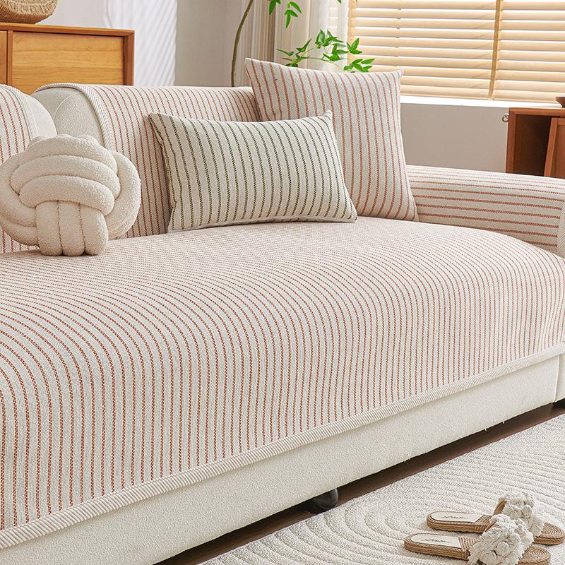 Das neue Sofakissen ist ein einfaches, modernes Vierjahreszeiten-Universalsofa, eine gerade Reihe, ein hochwertiges Sitzkissen, ein rutschfester Bezugsstoff, ein Handtuch
