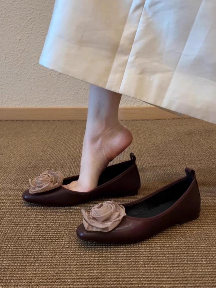 

Sheepskin version~ French retro square head shallow mouth single shoes women s 2025 new skirt literary style flower flats 40
