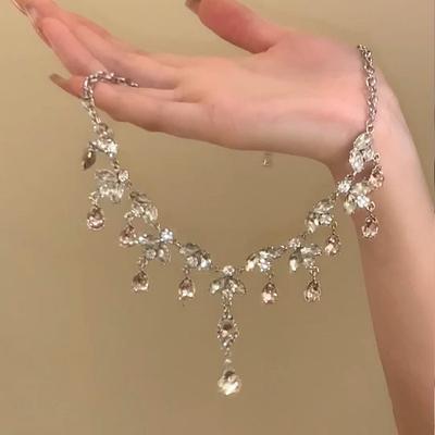 Bloem waterdruppel franje ketting dames eenvoudige high-end uitstraling verfijnde sleutelbeen ketting mode niche lichte luxe ketting dames