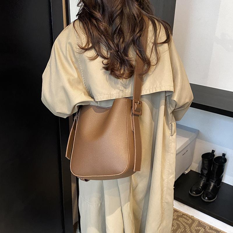 Retro casual shoulder bag women's new fashion solid color bucket bag small bag trendy commuter messenger bag